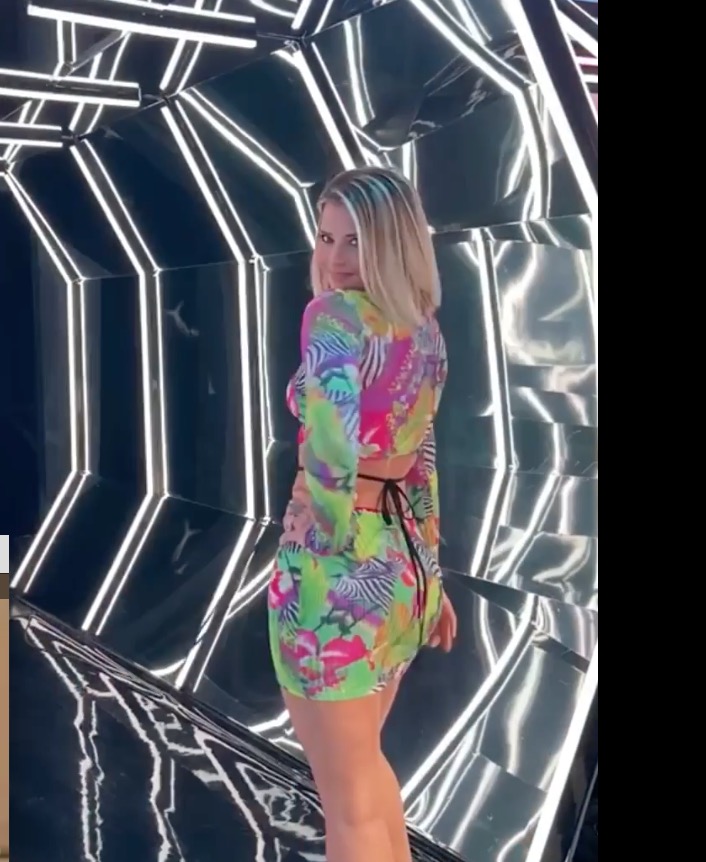 Kelly Vedovelli Dans Une Robe Si Courte